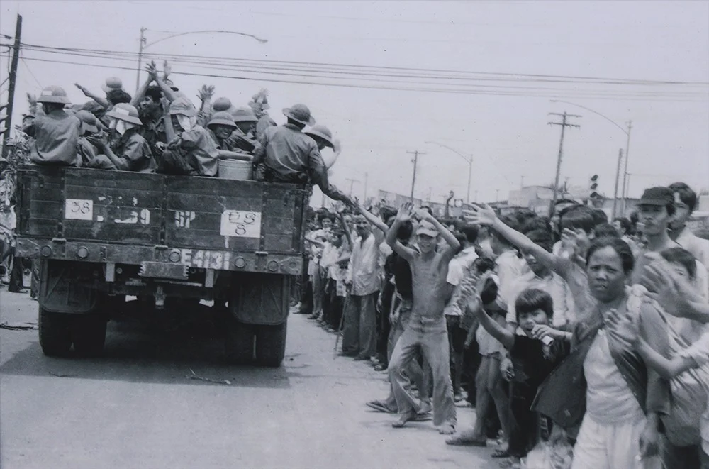 Nhân dân Sài Gòn ra đường đón quân giải phóng 30.4.1975