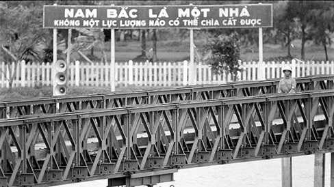 Khẩu hiệu đặt bên bờ bắc cầu Hiền Lương những năm tháng đất nước bị chia cắt - Ảnh: LIFE 