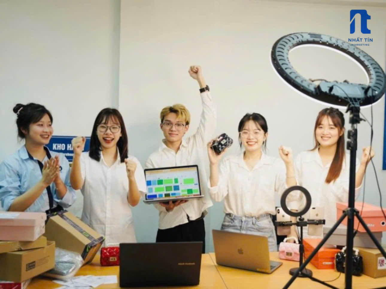 công ty dịch vụ truyền thông